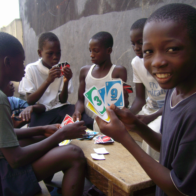 Kinder in Abidjan beim Kartenspiel