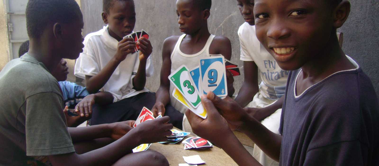 Kinder in Abidjan beim Kartenspiel